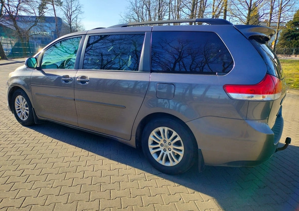 Toyota Sienna cena 58888 przebieg: 332000, rok produkcji 2011 z Legionowo małe 277